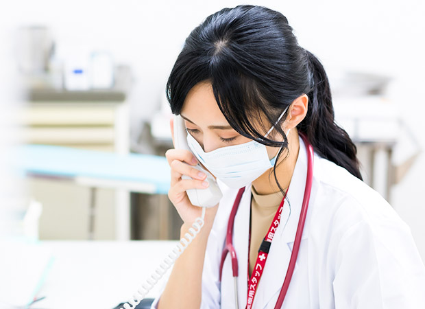 電話で相談を受けている女医